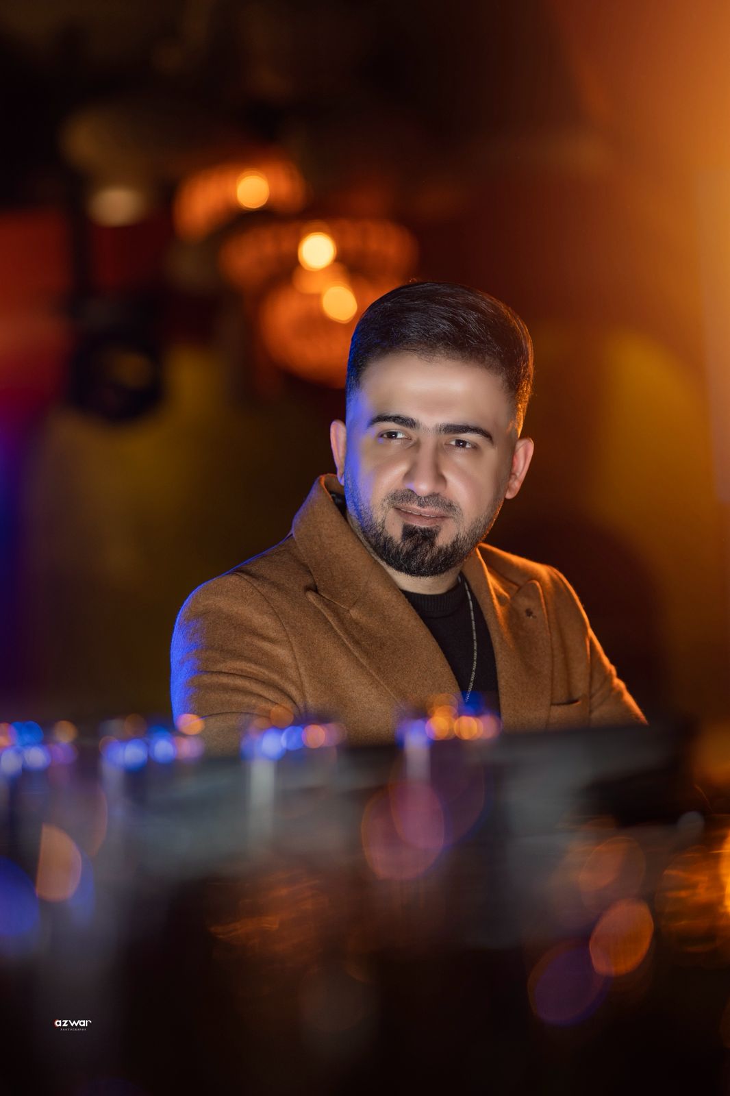 [Imagine Osama Alzain pe scenă]